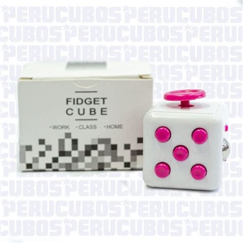 Cubo Relajante Antiestres Fondo Blanco Con Botones Rosado Fidget Cube