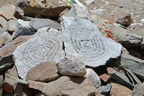 T Bet Piedras De Oraci N Budistas Con Mantras Y Dibujos Rituales En El