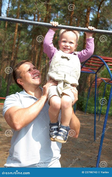 Le Papa Et Le Fils Font Des Exercices Image Stock Image Du Parent