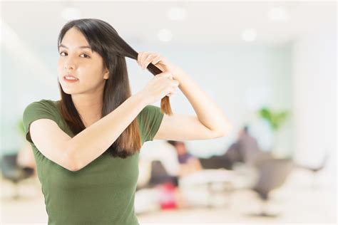 beauté femme prendre soin de ses cheveux à l aide d une civière de