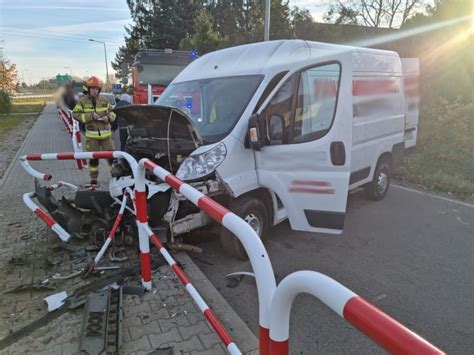 Gro Ny Wypadek Pod Lublinem Pojazd Dostawczy Uderzy W Metalowe