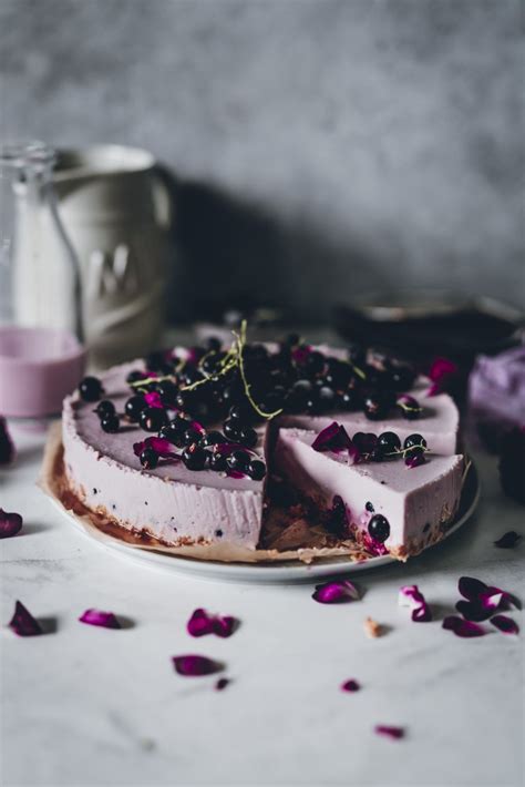 Sommerliche Cassis Buttermilch Torte direkt aus dem Kühlschrank