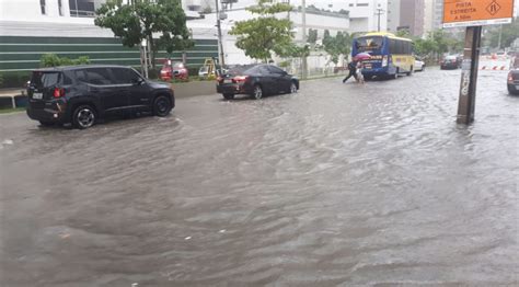 Chuva intensa causa vários pontos de alagamento em Fortaleza