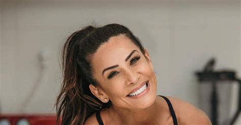 Aos 46 anos Scheila Carvalho ostenta corpão musculoso em biquíni de