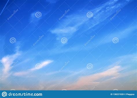 Formaciones Anaranjadas Y Rojas Hermosas De La Nube De La Puesta Del