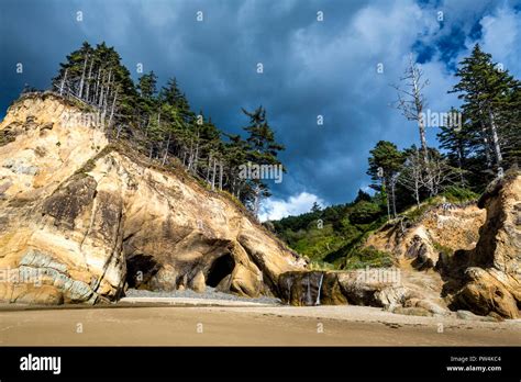 Hug Point caves near Cannon Beach on the Oregon coast, USA Stock Photo ...