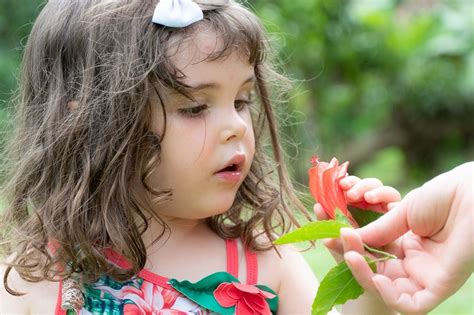 Atenção para os perigos da primavera para os olhos de seus filhos