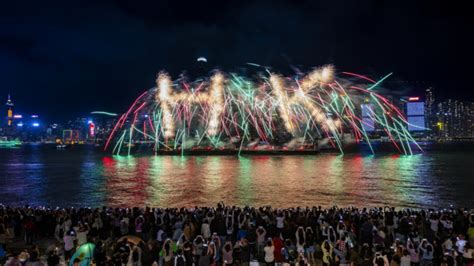 五一 ‧ 多圖｜旅發局尖東煙火滙演迎黃金周 市民遊客逼爆海旁觀賞 星島日報