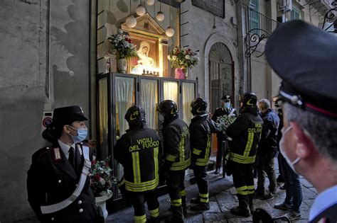 A Napoli Ci Sono Migliaia Di Altarini E Murales Dedicati A Camorristi