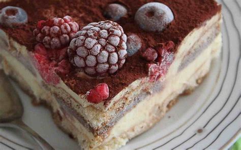 Tiramisù di fette biscottate allo yogurt e frutti di bosco deliziosa e