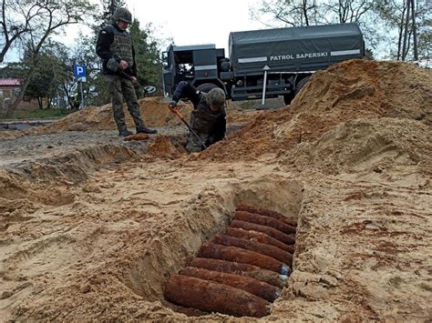 Przy remoncie ulicy Torowej w Łasku znaleziono 23 pociski z czasów II