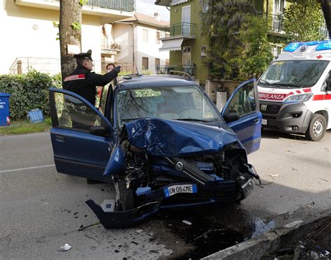 Tragedia Della Strada A Forlimpopoli Auto Contro Albero Muore Donna