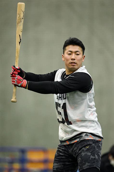 【巨人】ドラ1浅野翔吾、原点「イチローモデル」のグローブで新人合同自主トレスタート プロ野球写真ニュース 日刊スポーツ