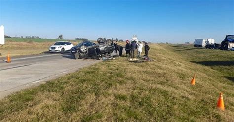 Vuelco fatal en la autopista Rosario Córdoba murió una mujer y otras