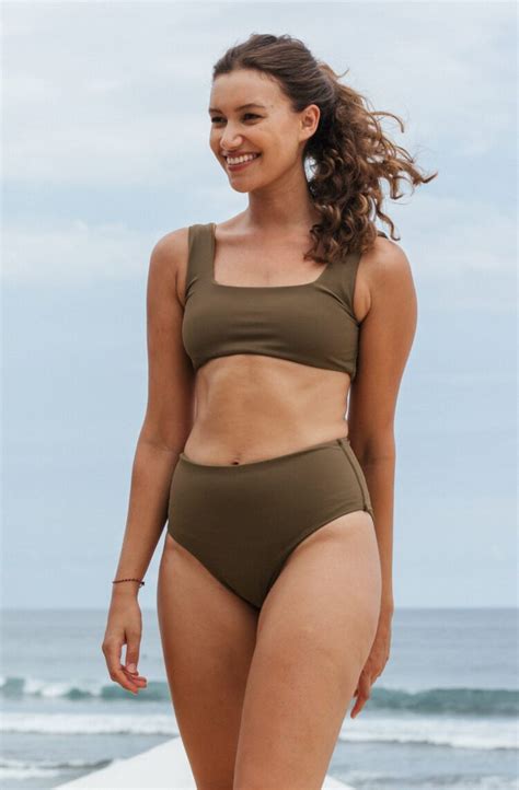 7 Hot Sexy Paris Kennedy Bikini Pics