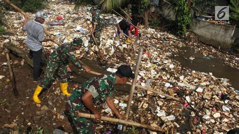 Foto Tni Turun Tangan Bersihkan Sampah Kali Baru ~ Sumi Bar