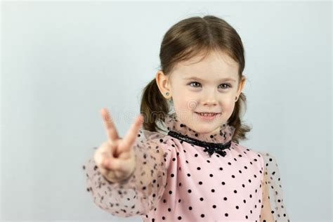 Petite Fille Souriante Avec Deux Queues De Poney En Robe Avec Des