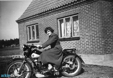 arkiv dk Lis Holm Iversen på motorcykel Harboøre ca 1950