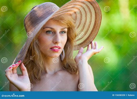 Mooie Blonde Met Hoed In Openlucht Stock Foto Image Of Mensen Groen 15658328
