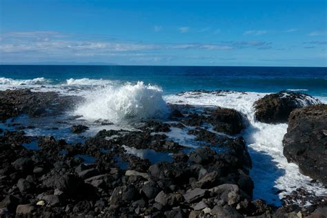 Large waves crashing against the rocks in the ocean 23284362 Stock ...