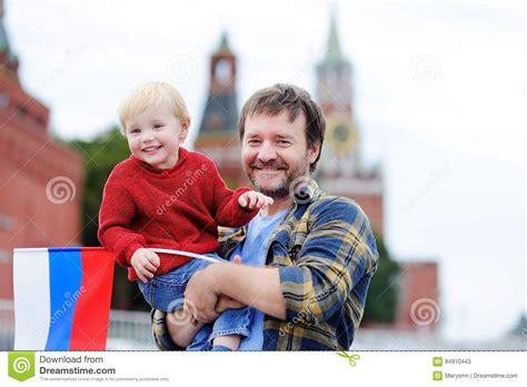 Retrato De La Familia Feliz Con La Bandera Rusa Imagen De Archivo