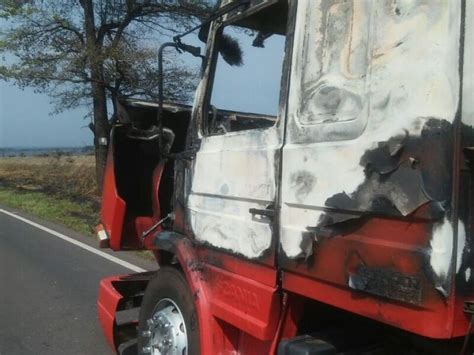 Caminhão pega fogo em rodovia e chamas atingem vegetação JD1 Notícias