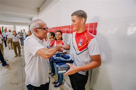 Prefeito Participa Da Entrega De Fardamento Para Estudantes Da Escola