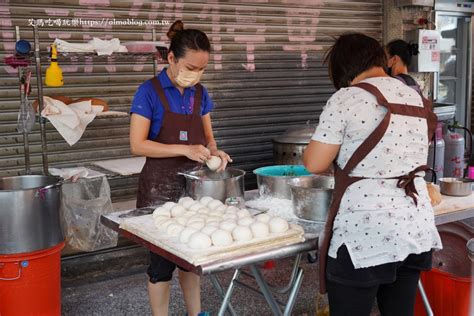 點頭大餅水煎包｜6大鐵鍋還不夠應付客人！黑糖豆標大餅20元必買．鮮肉煎包也好吃 艾瑪 吃喝玩樂札記