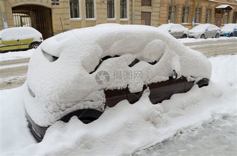 11月1日的雪覆盖了城里的高清图片下载 正版图片504976558 摄图网