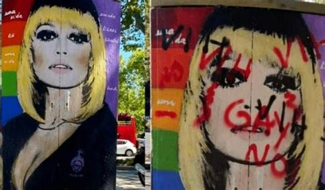 Il Murale Dedicato A Raffaella Carr Sfregiato Con Scritte Omofobe