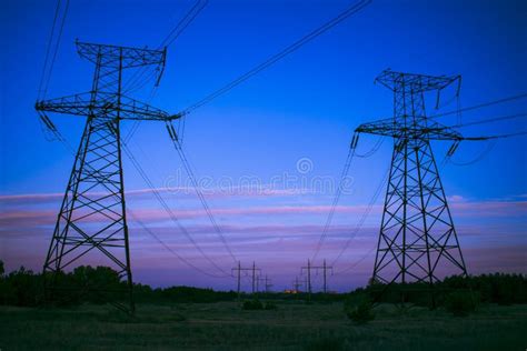 Linhas Elétricas De Alta Tensão No Por Do Sol Sta Da Distribuição Da