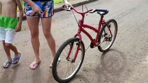 Ciclista fica ferido após se envolver em acidente carro Vídeo