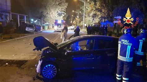 Incidente A Sellia Marina Cinque Feriti Nello Scontro Tra Due Auto