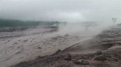 Jembatan Diterjang Banjir Lahar Gunung Semeru Akses Jalan Lumajang