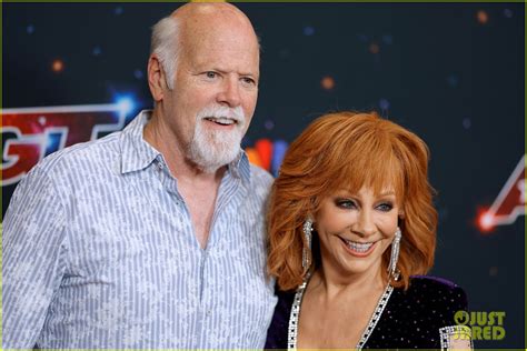 Who Is Reba Mcentires Boyfriend She Started Dating Rex Linn In 2020