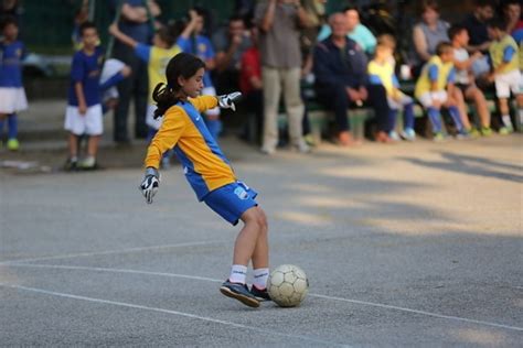 Imagem gratuita equipe meninos crianças bola de futebol torneio