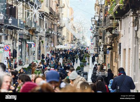 Crowd Walking Hi Res Stock Photography And Images Alamy