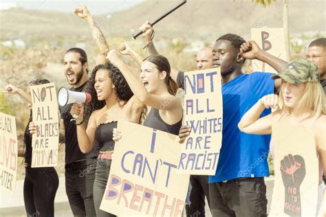 Grupo De Manifestantes En La Carretera J Venes De Diferentes Culturas