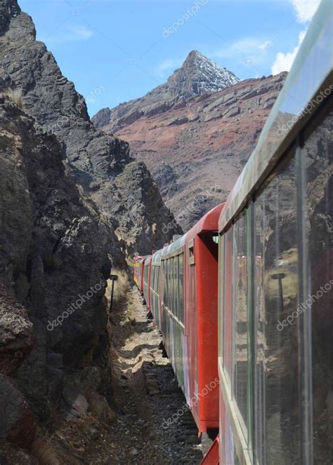 El Ferrocarril Central Entre Lima Y Huancayo Per Cruzando Los Andes