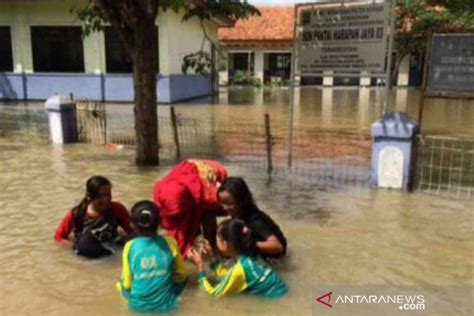 Banjir Rendam Bangunan Sekolah Di Bekasi Antara News Megapolitan