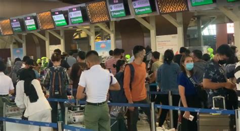 H 1 Natal Ribuan Penumpang Padati Bandara Soetta Okezone Megapolitan