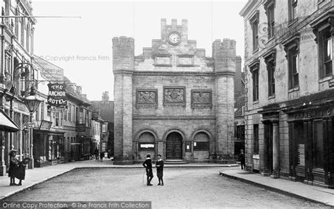 Photo of Horsham, The Town Hall c.1900 - Francis Frith