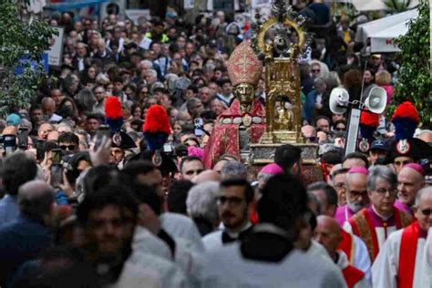 Napoli Si Ripete Il Prodigio Della Liquefazione Del Sangue Di San Gennaro