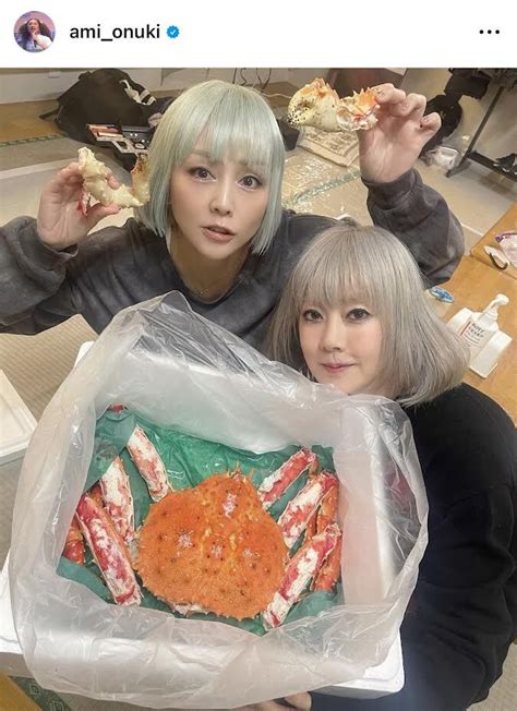 Puffyの大貫亜美、吉村由美と「リアルカニ食べいこーう」なカニとのツーショ公開！ スポーツ報知