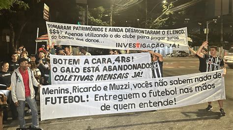 O Galo Est Abandonado Sem Organizadas Protesto Da Torcida Do