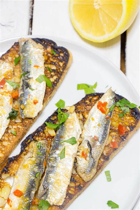 Filets de sardine fraîche poêlés sur tartine de pain Recette