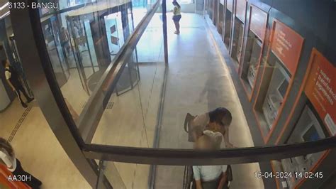 Vídeo Corpo de idoso levado morto para atendimento em banco em Bangu é