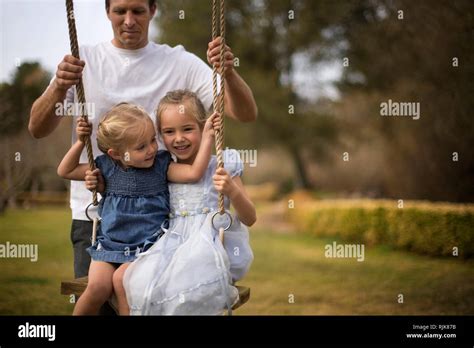 Deux filles sur balançoire Banque de photographies et dimages à haute