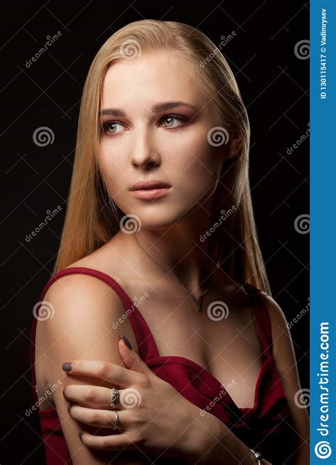 Mujer Blanda Hermosa En El Vestido Rojo Que Presenta En Fondo Negro