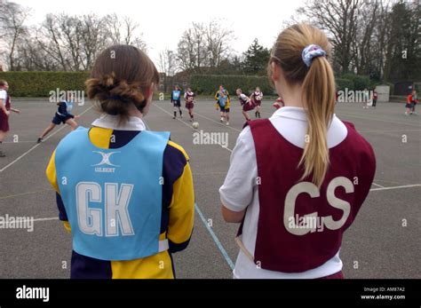 Netball school girls hi-res stock photography and images - Alamy